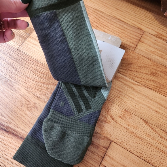 Mens NWT On Running Men's Athletic Crew Socks - Picture 4 of 7